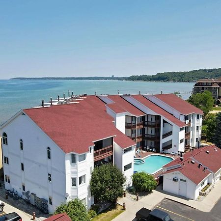 Beachside 216 With Pool Hot Tub And Private Deck Overlooking East Bay Traverse City Eksteriør billede