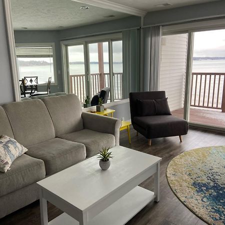 Beachside 216 With Pool Hot Tub And Private Deck Overlooking East Bay Traverse City Eksteriør billede