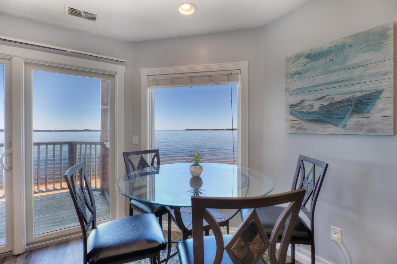 Beachside 216 With Pool Hot Tub And Private Deck Overlooking East Bay Traverse City Eksteriør billede