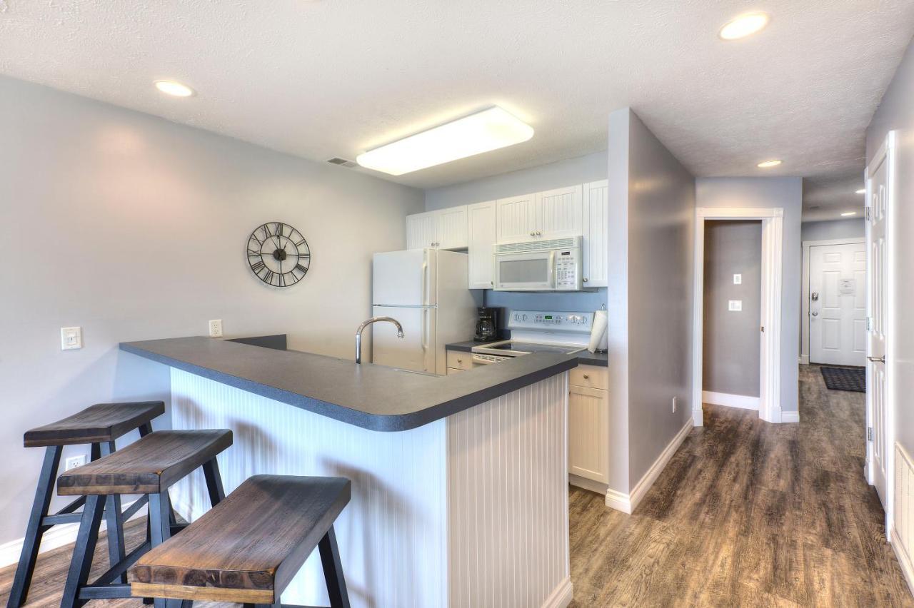 Beachside 216 With Pool Hot Tub And Private Deck Overlooking East Bay Traverse City Eksteriør billede