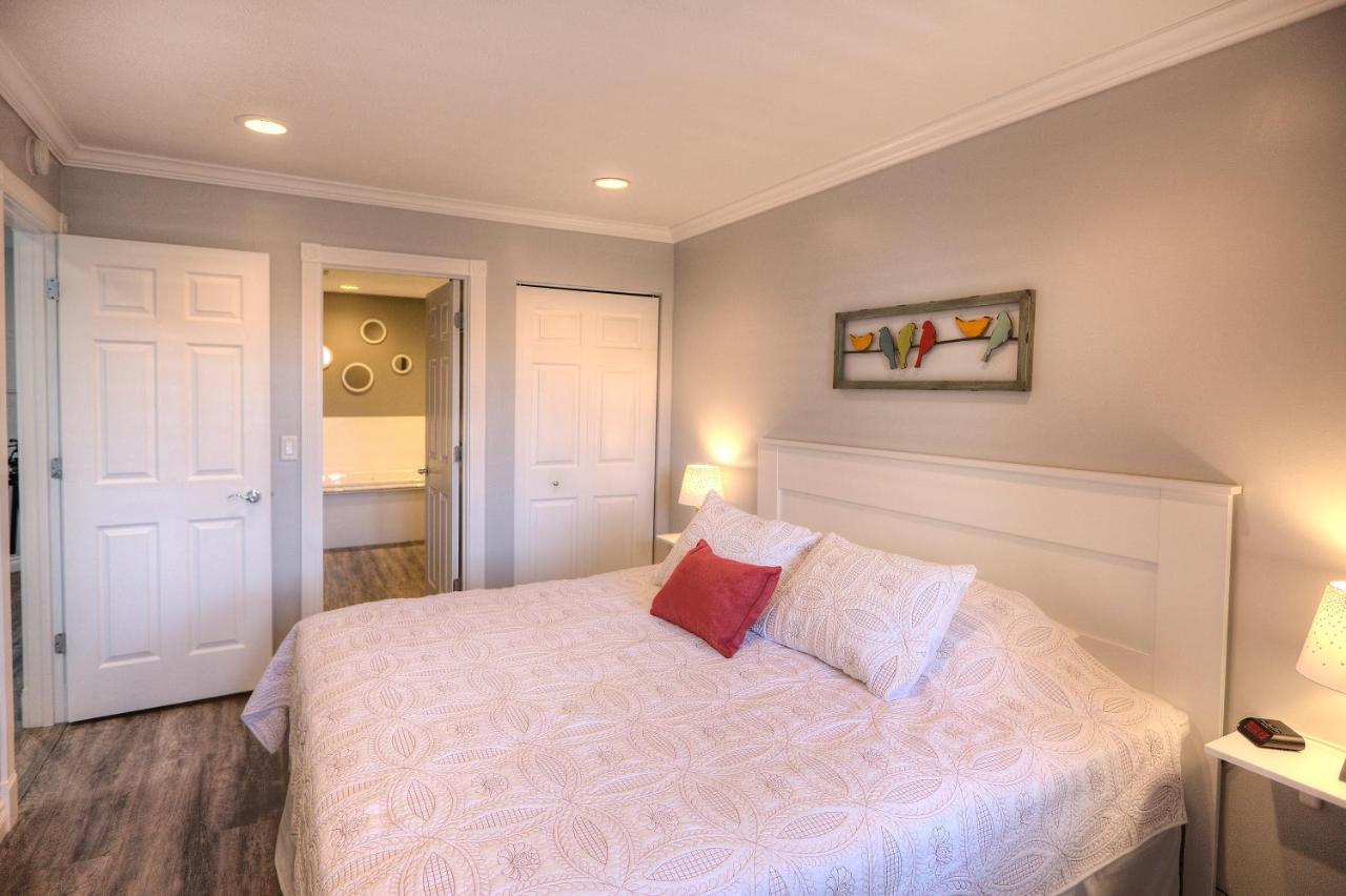 Beachside 216 With Pool Hot Tub And Private Deck Overlooking East Bay Traverse City Eksteriør billede