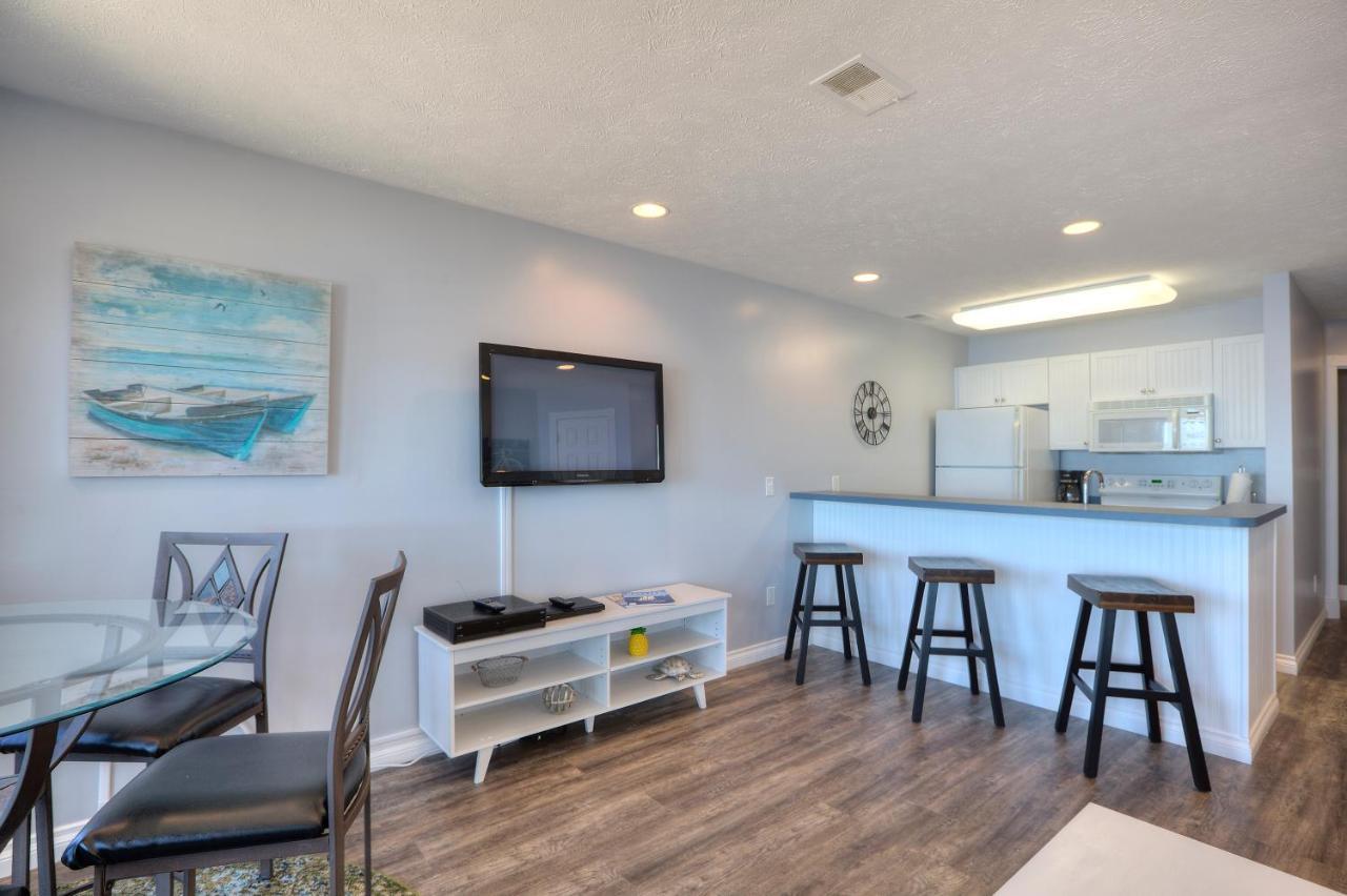 Beachside 216 With Pool Hot Tub And Private Deck Overlooking East Bay Traverse City Eksteriør billede