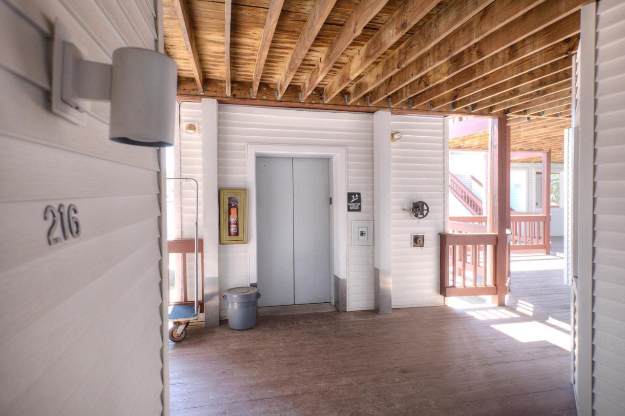 Beachside 216 With Pool Hot Tub And Private Deck Overlooking East Bay Traverse City Eksteriør billede