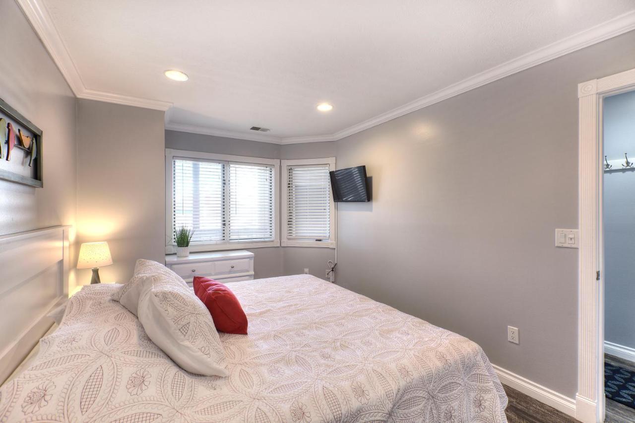 Beachside 216 With Pool Hot Tub And Private Deck Overlooking East Bay Traverse City Eksteriør billede