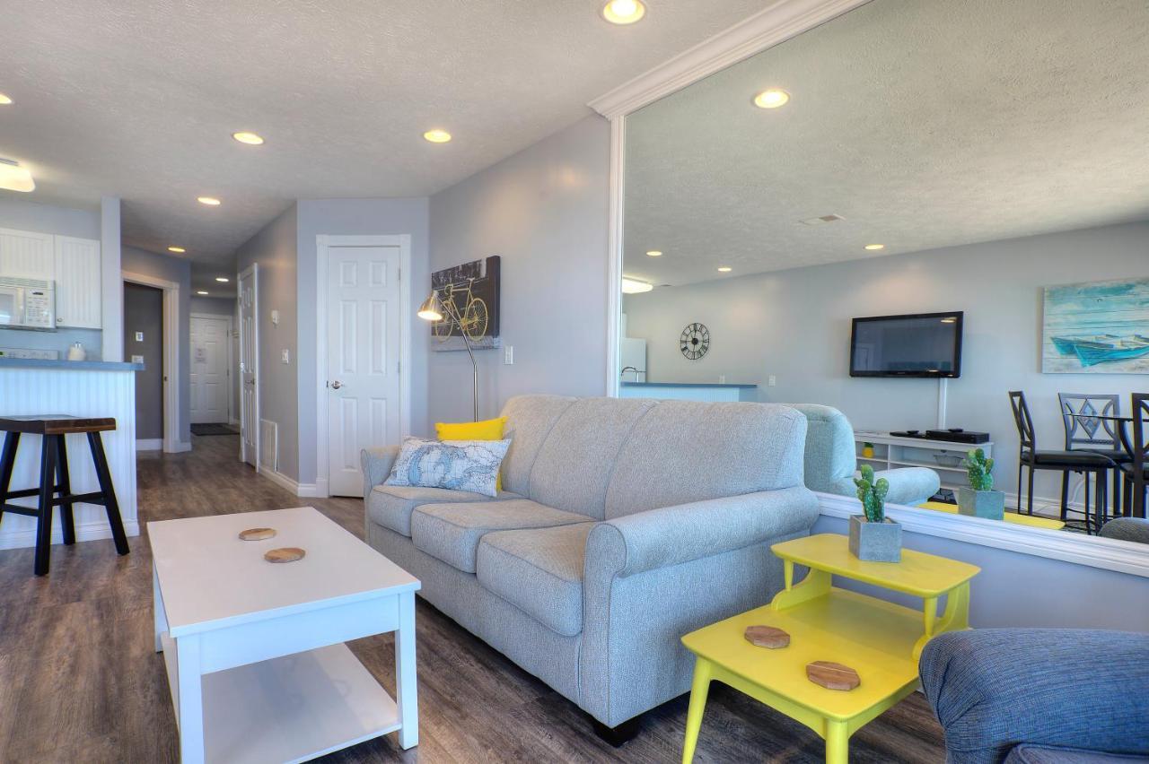Beachside 216 With Pool Hot Tub And Private Deck Overlooking East Bay Traverse City Eksteriør billede