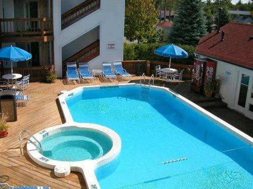 Beachside 216 With Pool Hot Tub And Private Deck Overlooking East Bay Traverse City Eksteriør billede