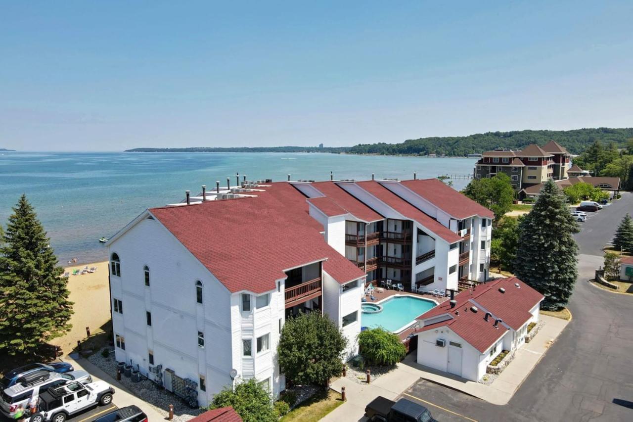 Beachside 216 With Pool Hot Tub And Private Deck Overlooking East Bay Traverse City Eksteriør billede