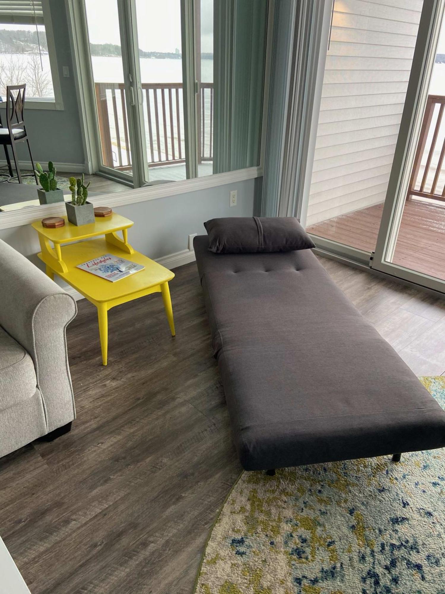Beachside 216 With Pool Hot Tub And Private Deck Overlooking East Bay Traverse City Eksteriør billede