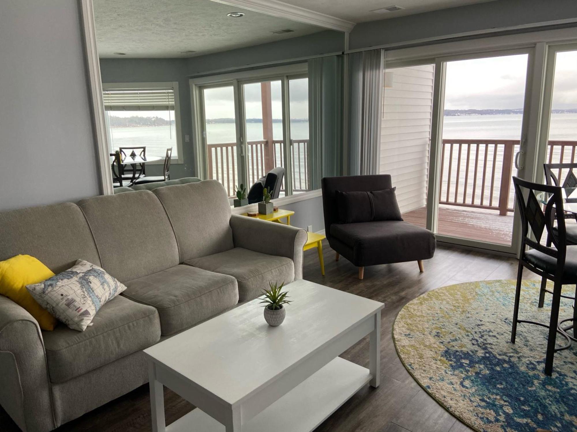 Beachside 216 With Pool Hot Tub And Private Deck Overlooking East Bay Traverse City Eksteriør billede